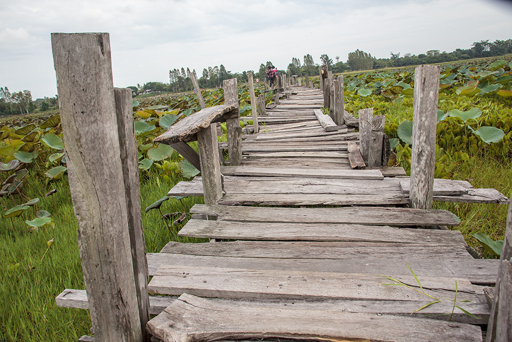 De houten brug van Kae Dam is een prachtige eeuwenoude brug van een kilometer lang 