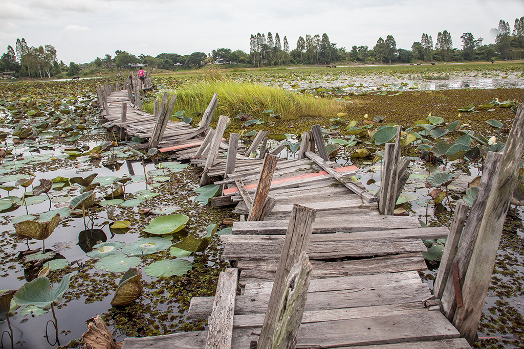 De houten brug van Kae Dam is een prachtige eeuwenoude brug van een kilometer lang 