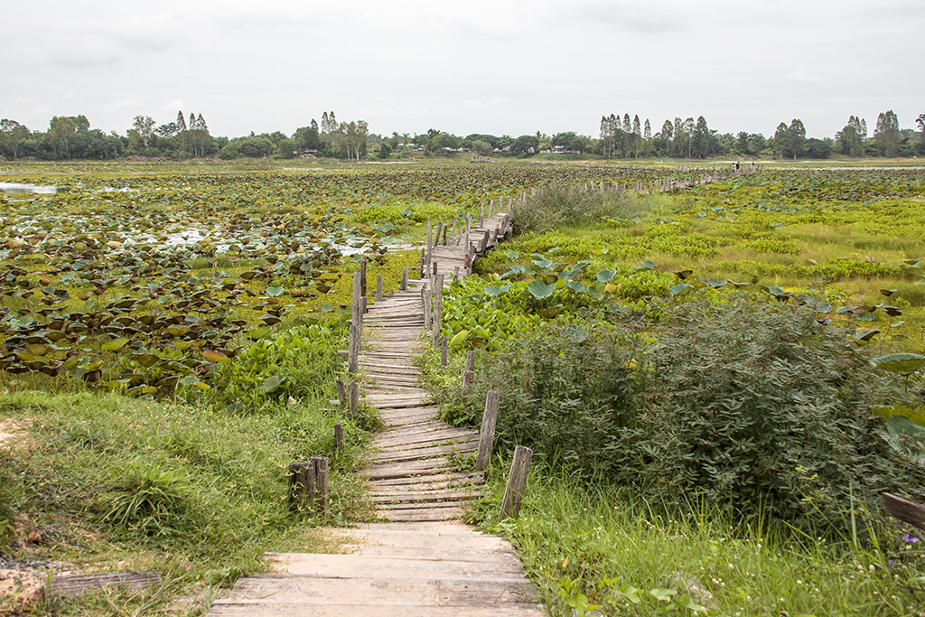 De houten brug van Kae Dam is een prachtige eeuwenoude brug van een kilometer lang 